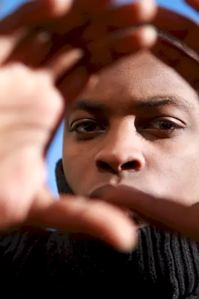 Liam ma na sobie sweter Raf Simons.