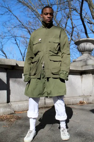 Liam ma na sobie kurtkę polową Wallace & Barnes, stylista kurtek wojskowych