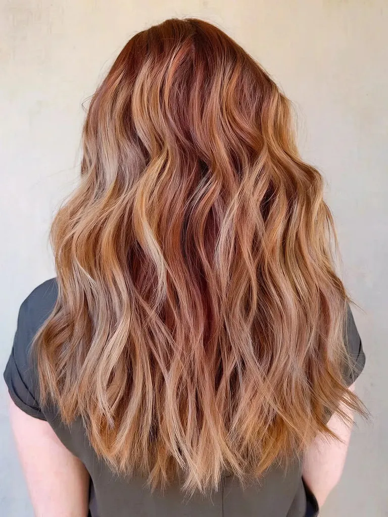 Luces bajas sutiles para cabello castaño rojizo' title=