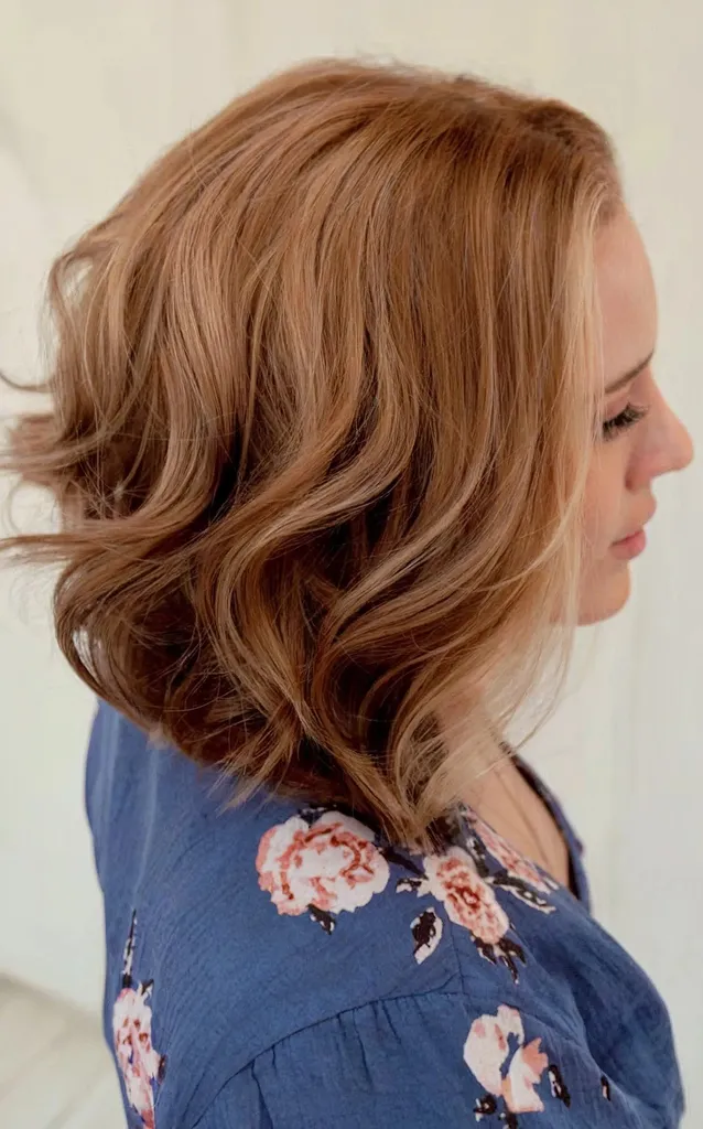 Cabello castaño caramelo con mechas' title=