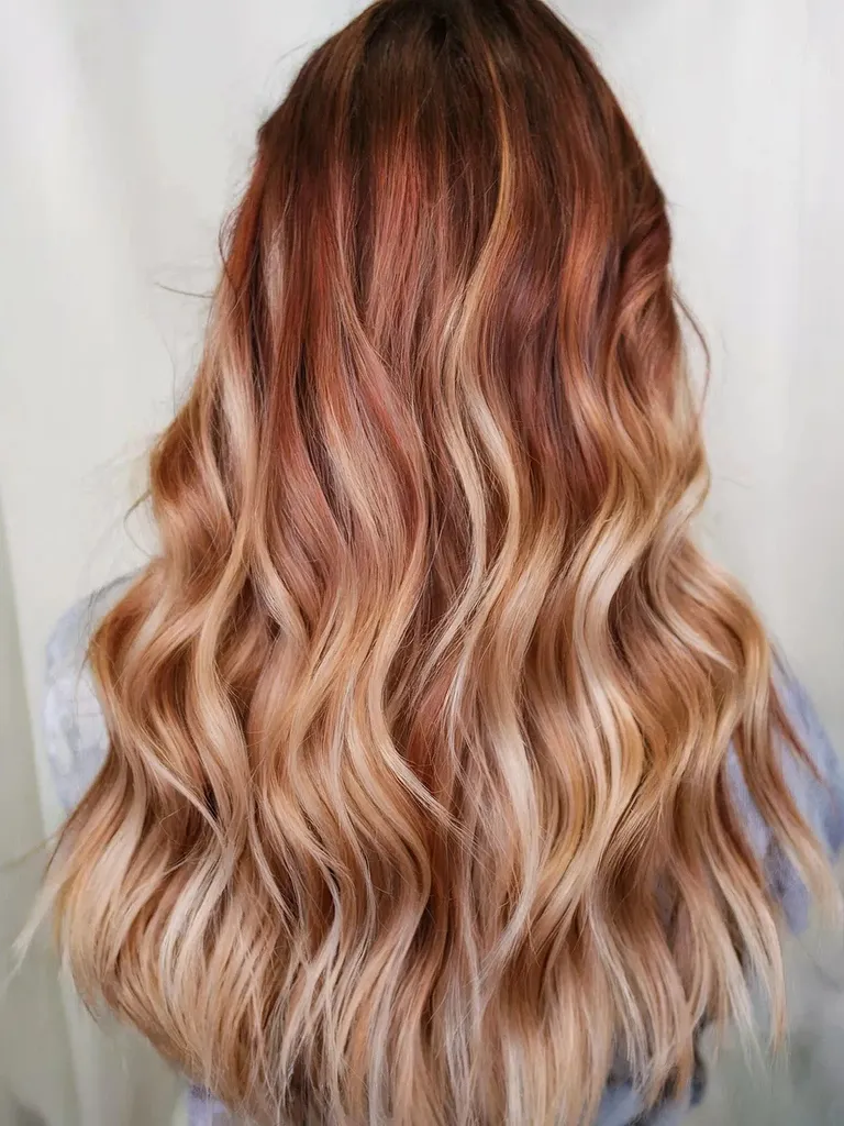 Luces bajas rojo-violeta sobre marrón dorado' title=