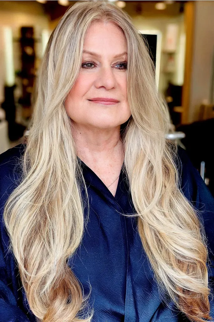 Luces bajas que enmarcan el rostro para mujeres mayores' title=