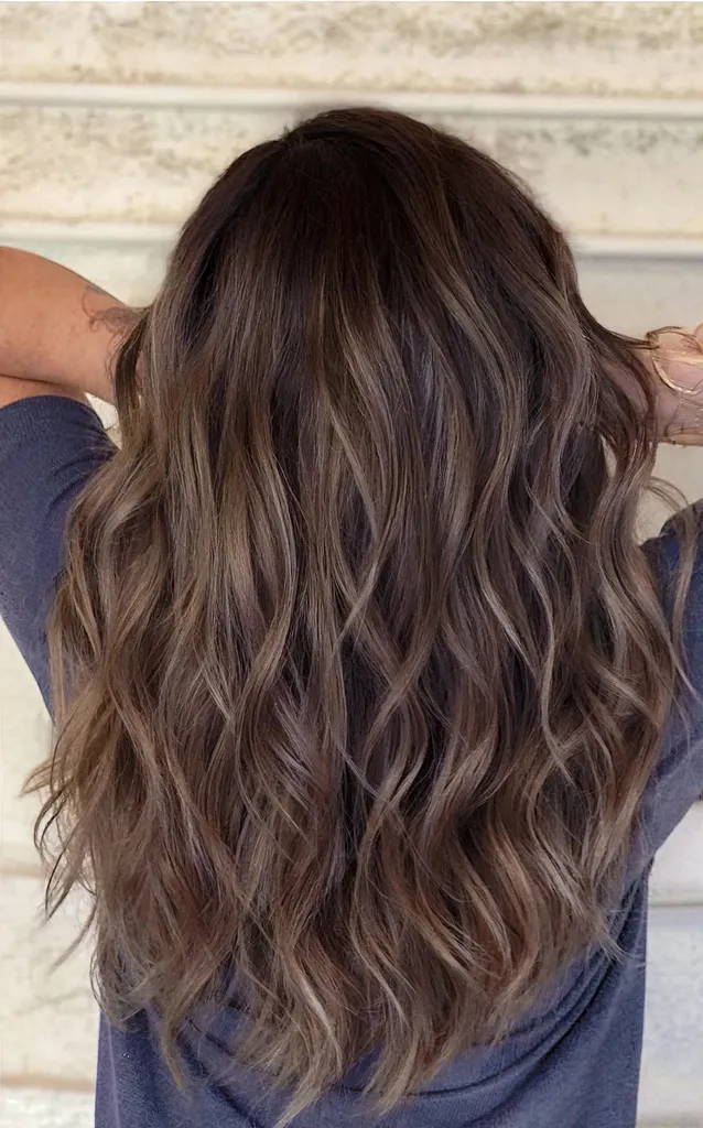 Luces bajas de color espresso sobre una melena marrón.' title=