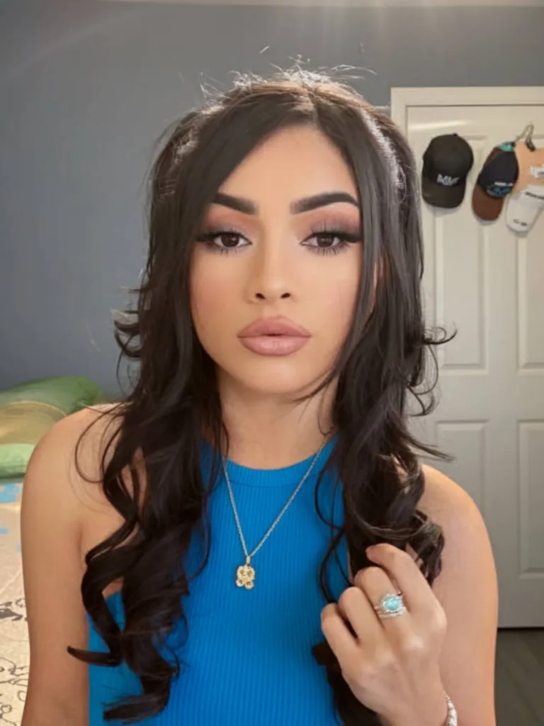 Mehko skodrani sloji z deli, ki uokvirjajo obraz, ki ujamejo estetiko Y2K v tej elegantni latino pričeski.' title=