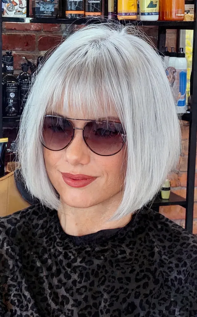 Zimou inspirované krátké ledově platinové blond vlasy' title=