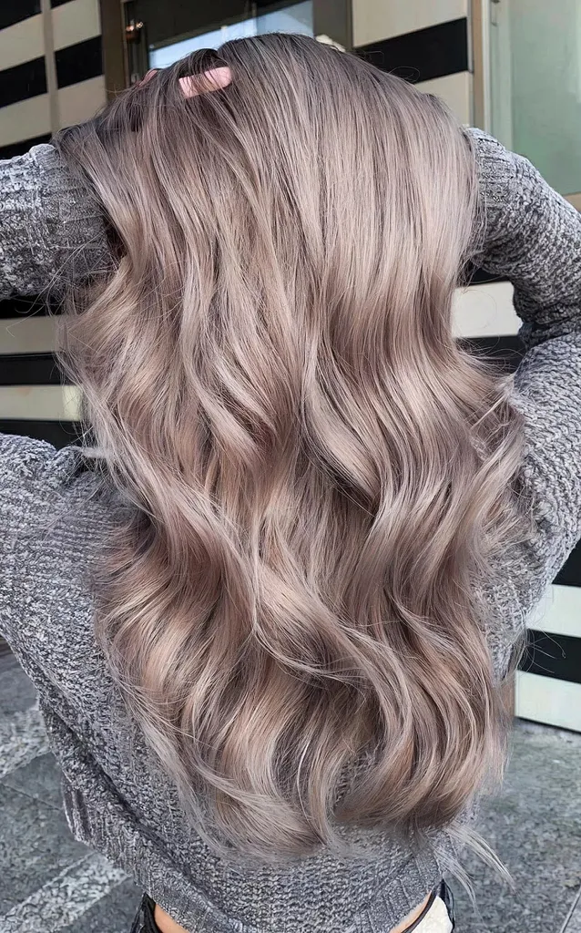 Studená metalická popelavá zimní barva na vlasy' title=