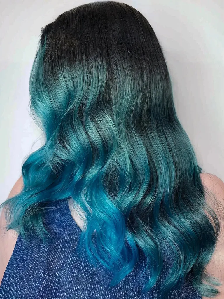 Směs zelenomodré a tyrkysové na brunetových vlasech na zimu' title=