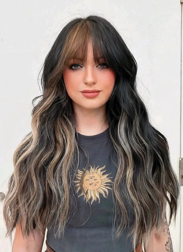 Zimní vanilkové blond akcenty na černých vlasech' title=