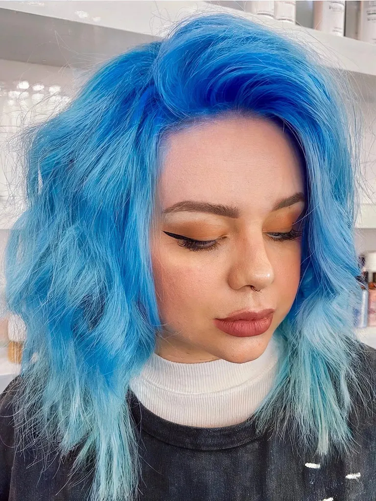 Chladně tónovaná živá modrá se světlejšími konci na zimu' title=