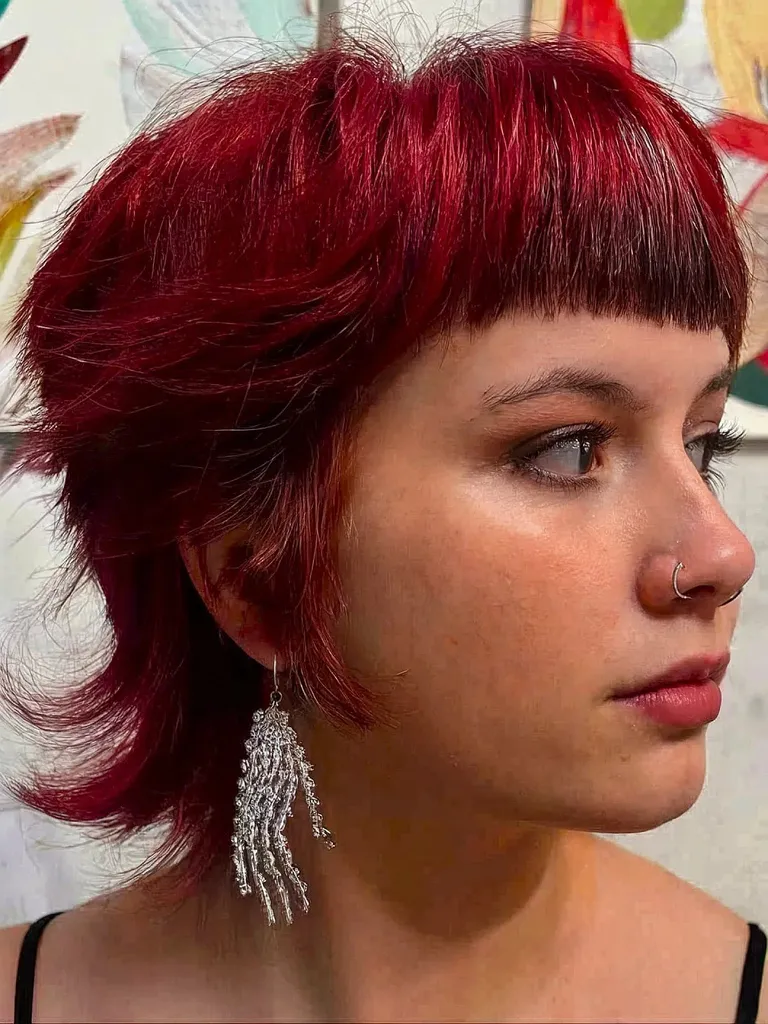 Zimní barva Sangria na podrážděných krátkých vlasech' title=