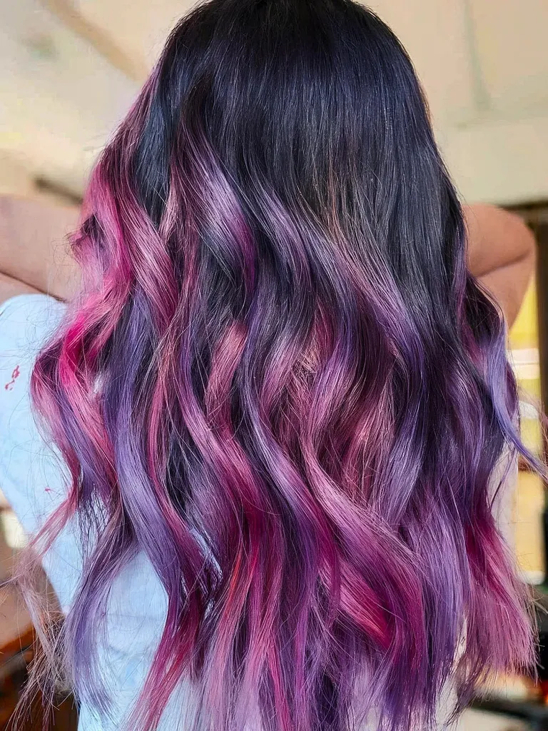 Černá barva na vlasy s růžovou a fialovou polevou na zimu' title=