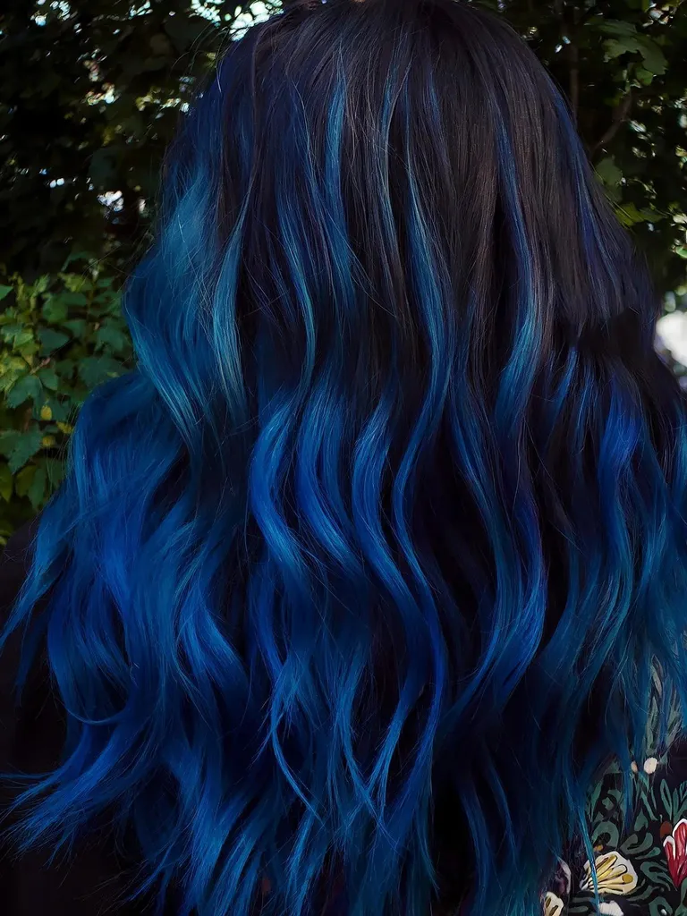 Rozměrově modrá a černá' title=