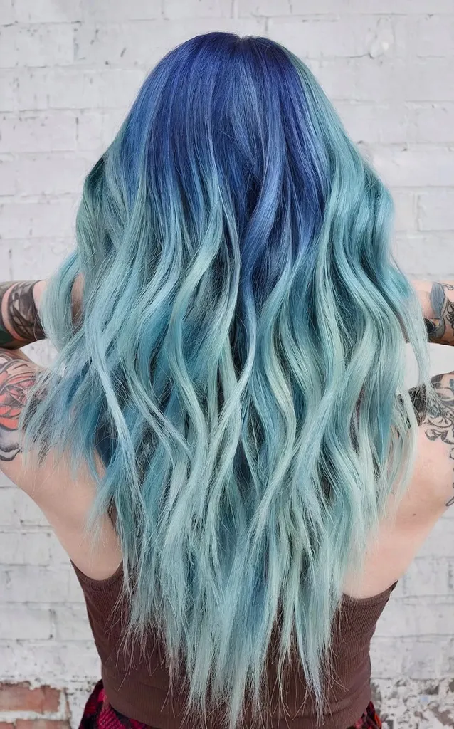 Ledově modrá s odlesky pastelově fialové' title=