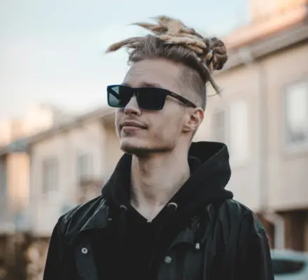 Mannenbroodje met dreads