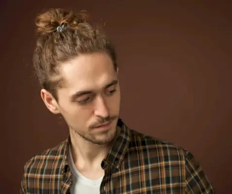De Curly Hair Man Bun omarmt de essentie en stijl van natuurlijke textuur.