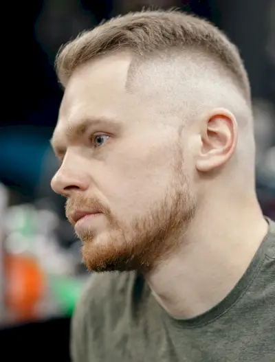 Tunsoare înaltă și strânsă pentru bărbați