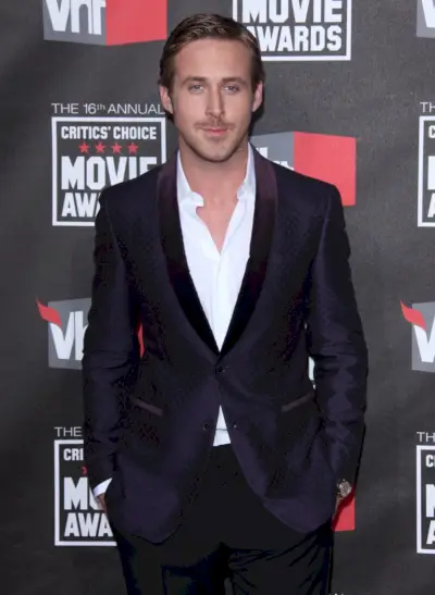 Ryan Gosling usa um penteado penteado para trás para complementar sua jaqueta de noite.