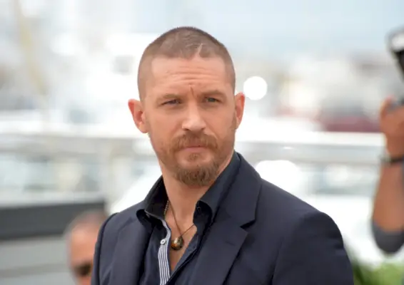 Tom Hardy se distingue par sa coupe buzz et sa barbe tendance.