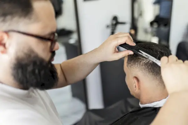 Barbier avec des ciseaux