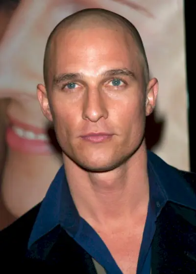 Bien que surtout connu pour ses cheveux bouclés, Matthew McConaughey arborait une coupe zéro buzz lors de la première de What Women Want en 2000.