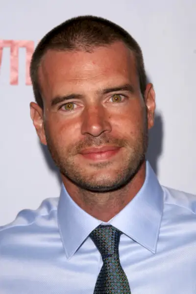 Scott Foley photographié avec le Burr Cut.