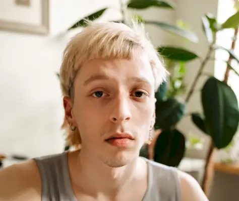 Hommes minimalistes coupés en loup