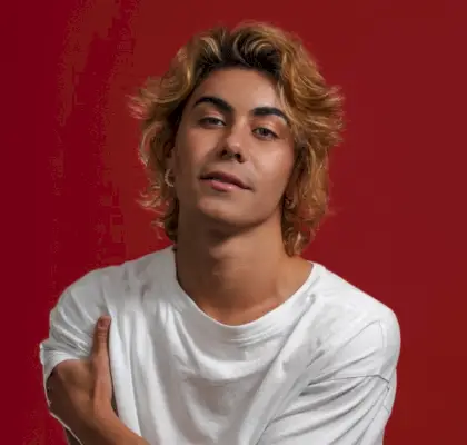 La coupe loup embrassée par le soleil : rehaussez les teintes dorées avec un shampooing protecteur de couleur et laissez les vagues naturelles capter la lumière pour une ambiance estivale parfaite. Photo : Shutterstock