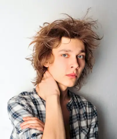 Hommes ébouriffés coupe loup