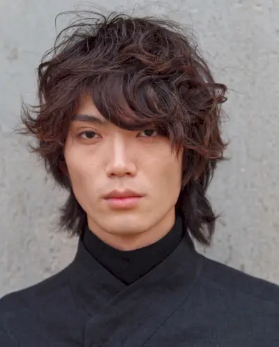 Homme asiatique texturé ondulé coupé en loup