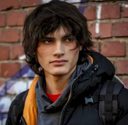 Hommes coupés au loup