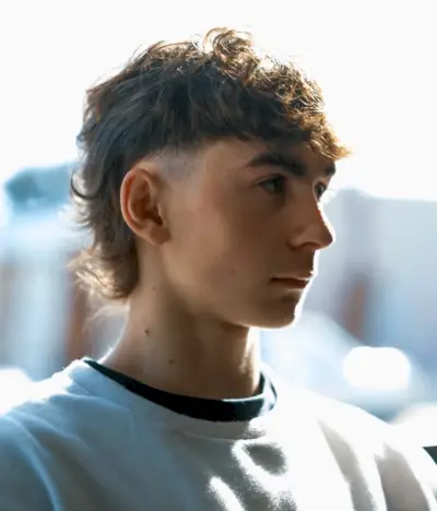 Haut bouclé coupe loup homme