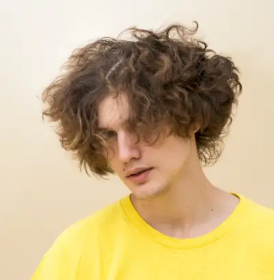 Hommes bouclés et désordonnés coupés en loup