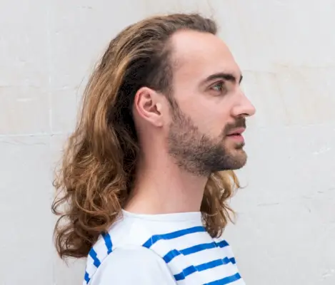 Les hommes aux cheveux longs et bouclés se décolorent