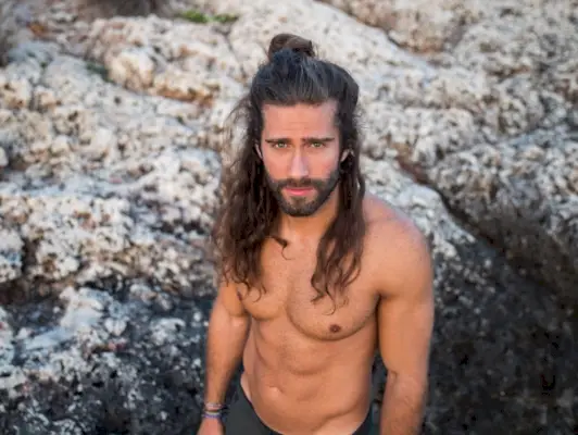 Cheveux Longs Bouclés Hommes Chignon Homme Moitié Haut Moitié Bas