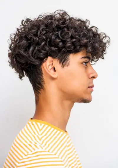 Cheveux Longs Bouclés Hommes Undercut Fade