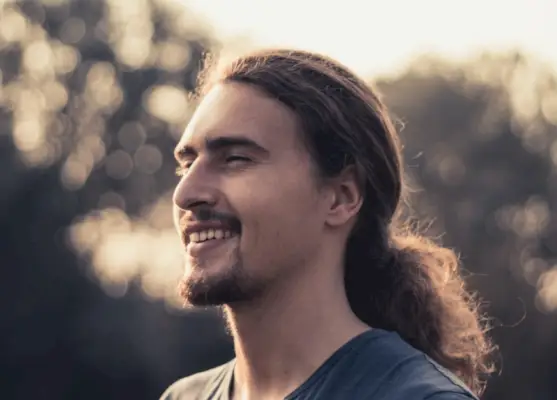 Queue de cheval cheveux longs bouclés hommes