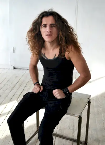 Crinière d'homme aux cheveux longs et bouclés