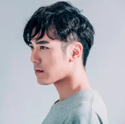 Texturou účes kudrnaté třásně muži