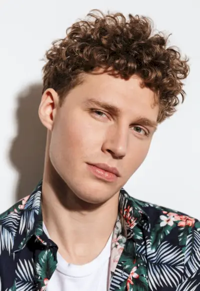 Kudrnatý top účes