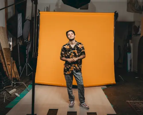 Męski styl inspirowany latami 80