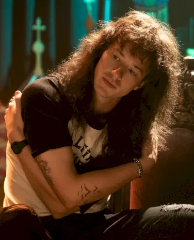 Eddie Munson „Stranger Things” Joseph Quinn, długie, kudłate włosy, lata 80