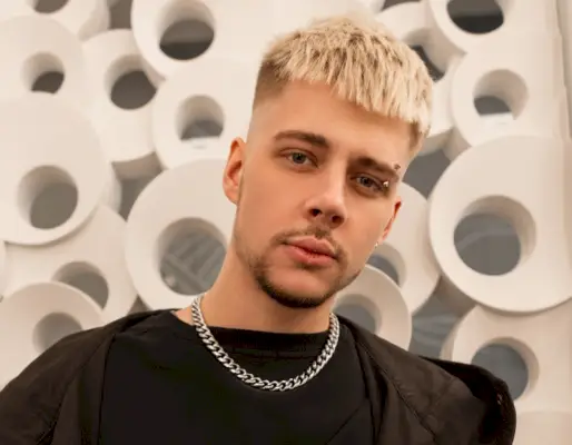 Coupe de cheveux française décolorée