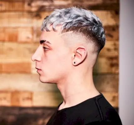 Coupe de cheveux frisée à la française