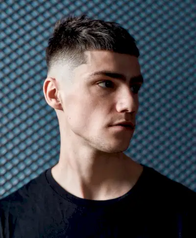 Coupe de cheveux courte française, fondu de peau élevé