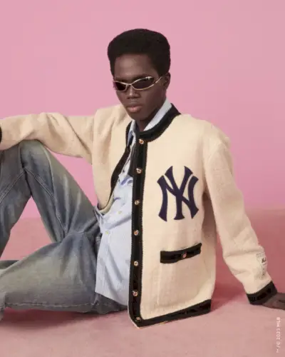Lawal Badmus bär en retro-tweedjacka med New York Yankees-logotypen från Gucci MLB-kapselkollektionen.