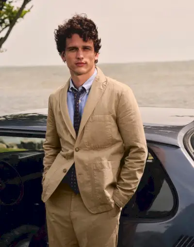 El modelo Simon Nessman viste un traje chino teñido en prenda de J.Crew con un Oxford de algodón orgánico roto y una corbata de lana.