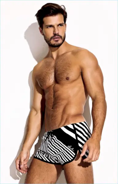 モデルのディエゴ・ミゲルはマシュー・ジンクのチャーリーを着用