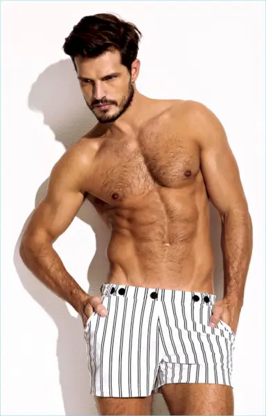 ビーチの準備はできている、ディエゴ・ミゲルがチャーリーをスポーツする(マシュー・ジンク著)