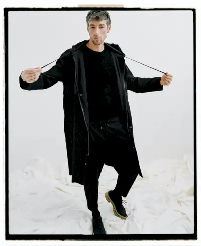 黒のカジュアルな春のルックを着こなすジョエル・フランプトンは、アドルフォ・ドミンゲスを着ています。