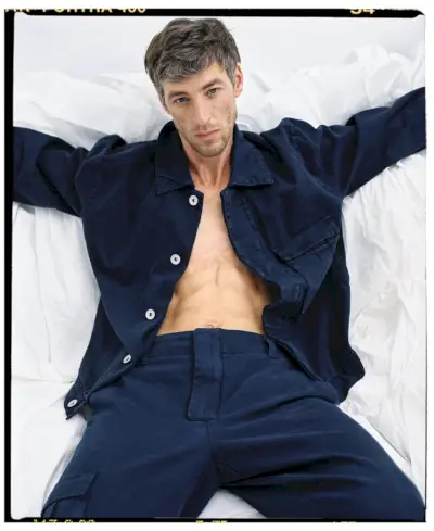 ジョエル・フランプトンは、アドルフォ・ドミンゲスのカーゴオーバーシャツとパンツをコーディネートの参考にしています。